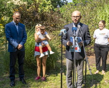 <p>Kierowca MPK uratował duszące się dziecko. Do bohaterskiej akcji doszło w niedzielę, 18 sierpnia, przy placu Jana Pawła II we Wrocławiu. Na zdjęciu prezez MPK Witold Woźny i uratowany chłopiec z mamą. Pierwszy od lewej - bohaterski kierowca</p>